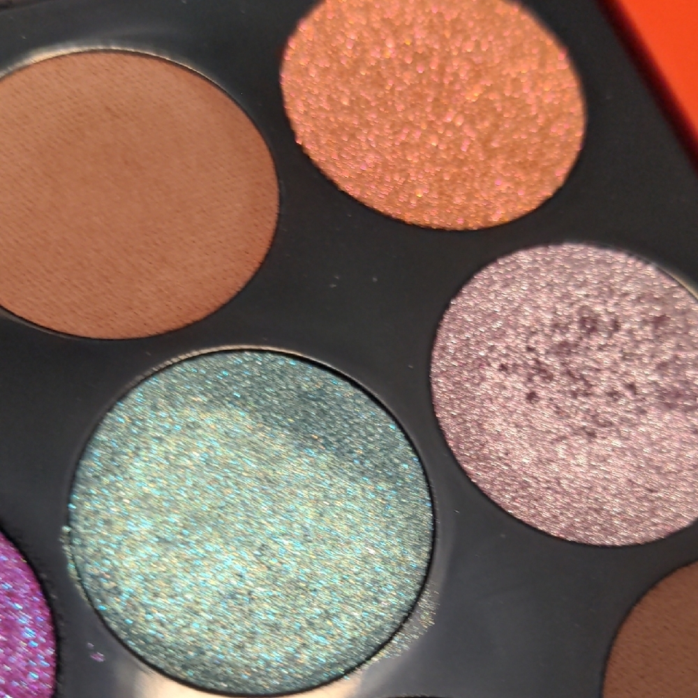 Pat McGrath Labs Luminous Legends: Mega Eye Shadow Palette - Picture 6 of 10